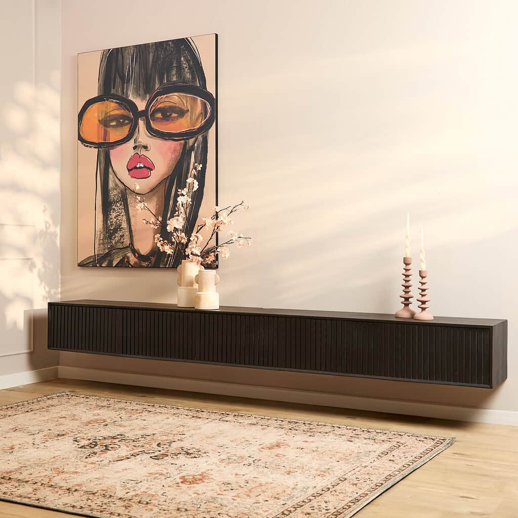 Elegante zwarte wandmeubel van Mokana Meubelen, perfect voor modern interieur en opbergen van woonaccessoires.