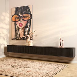 Elegante zwarte wandmeubel van Mokana Meubelen, perfect voor modern interieur en opbergen van woonaccessoires.