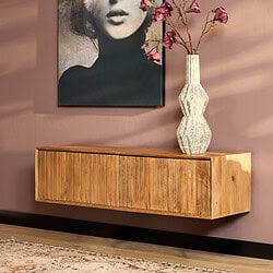 Strakke houten wandkast voor modern interieur, deurfront met verticale lamellen, gemaakt van massief hout, perfect voor opslag en decoratie in woonkamer of eetkamer.