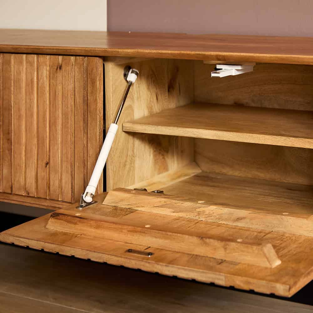 Massief houten vintage dressoir in warme houttinten, met ingebouwde soft-close en op maat gemaakte opbergruimte, perfect voor stijlvol en functioneel wonen.