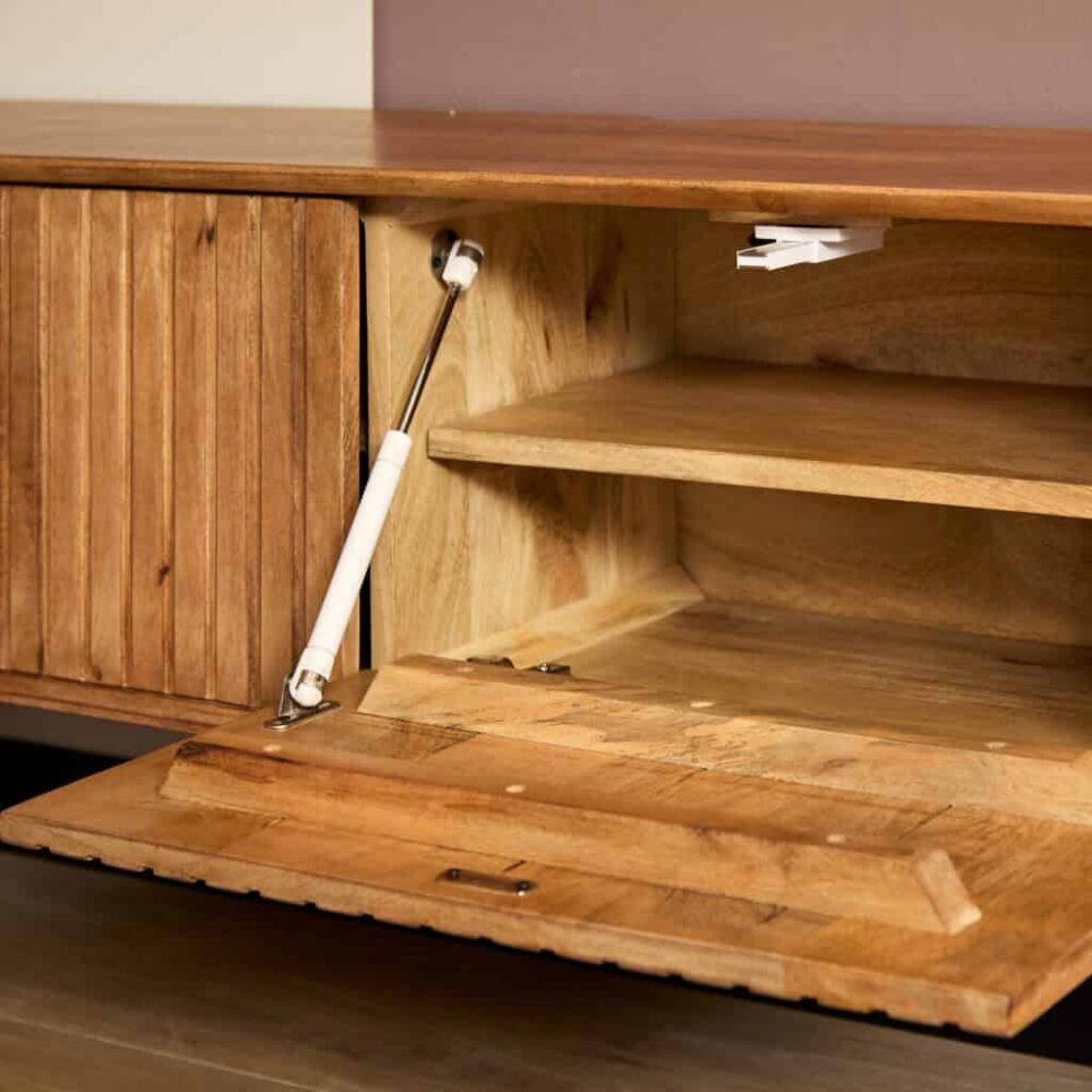 Ladekast van massief hout met verticale lamellen en praktische interieurruimte, handgemaakt en duurzaam meubelstuk voor een stijlvolle woonkamer of slaapkamer.