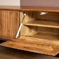 Ladekast van massief hout met verticale lamellen en praktische interieurruimte, handgemaakt en duurzaam meubelstuk voor een stijlvolle woonkamer of slaapkamer.