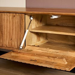 Massief houten vintage dressoir in warme houttinten, met ingebouwde soft-close en op maat gemaakte opbergruimte, perfect voor stijlvol en functioneel wonen.