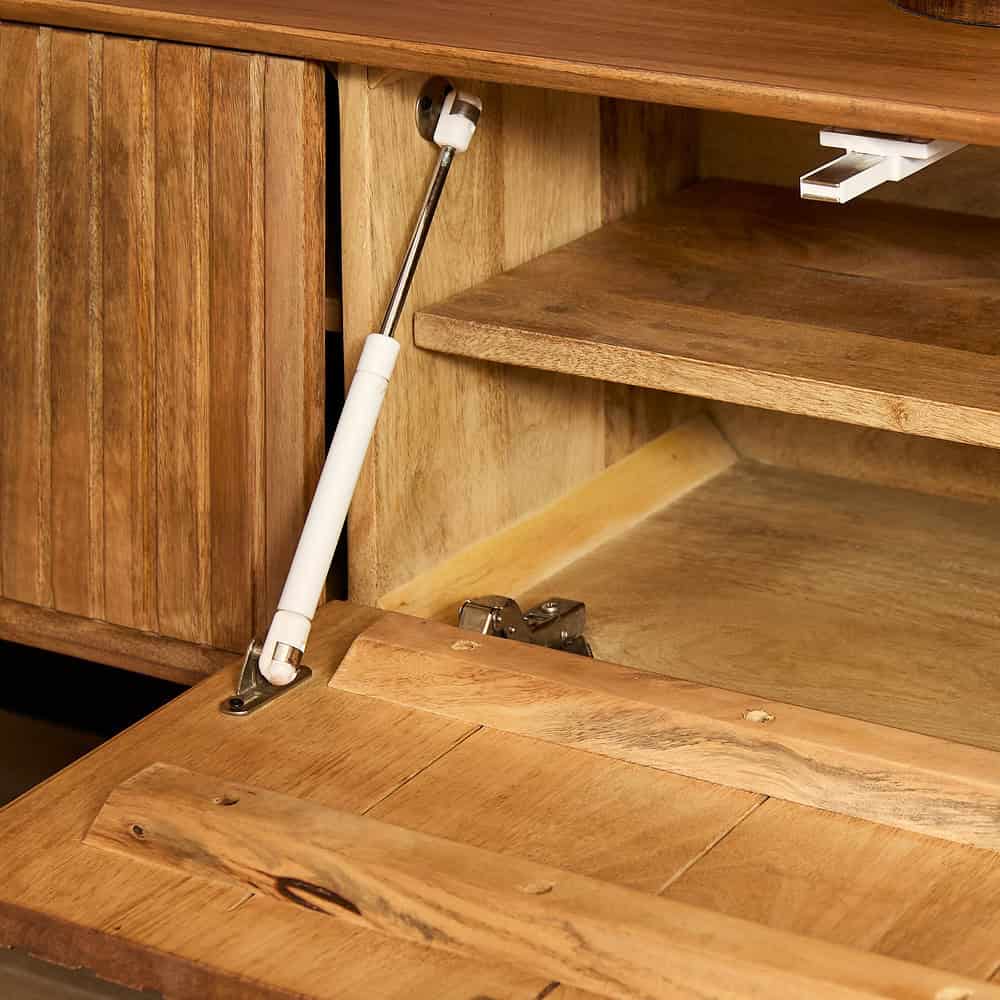 Massief houten meubel met soft-close scharnieren en gasdrukveer voor gebruiksgemak, gemaakt van natuurlijke materialen, perfect voor op maat gemaakte kledingkasten en opbergmeubels.