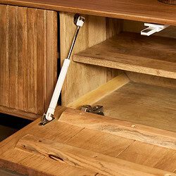 Massief houten meubel met soft-close scharnieren en gasdrukveer voor gebruiksgemak, gemaakt van natuurlijke materialen, perfect voor op maat gemaakte kledingkasten en opbergmeubels.