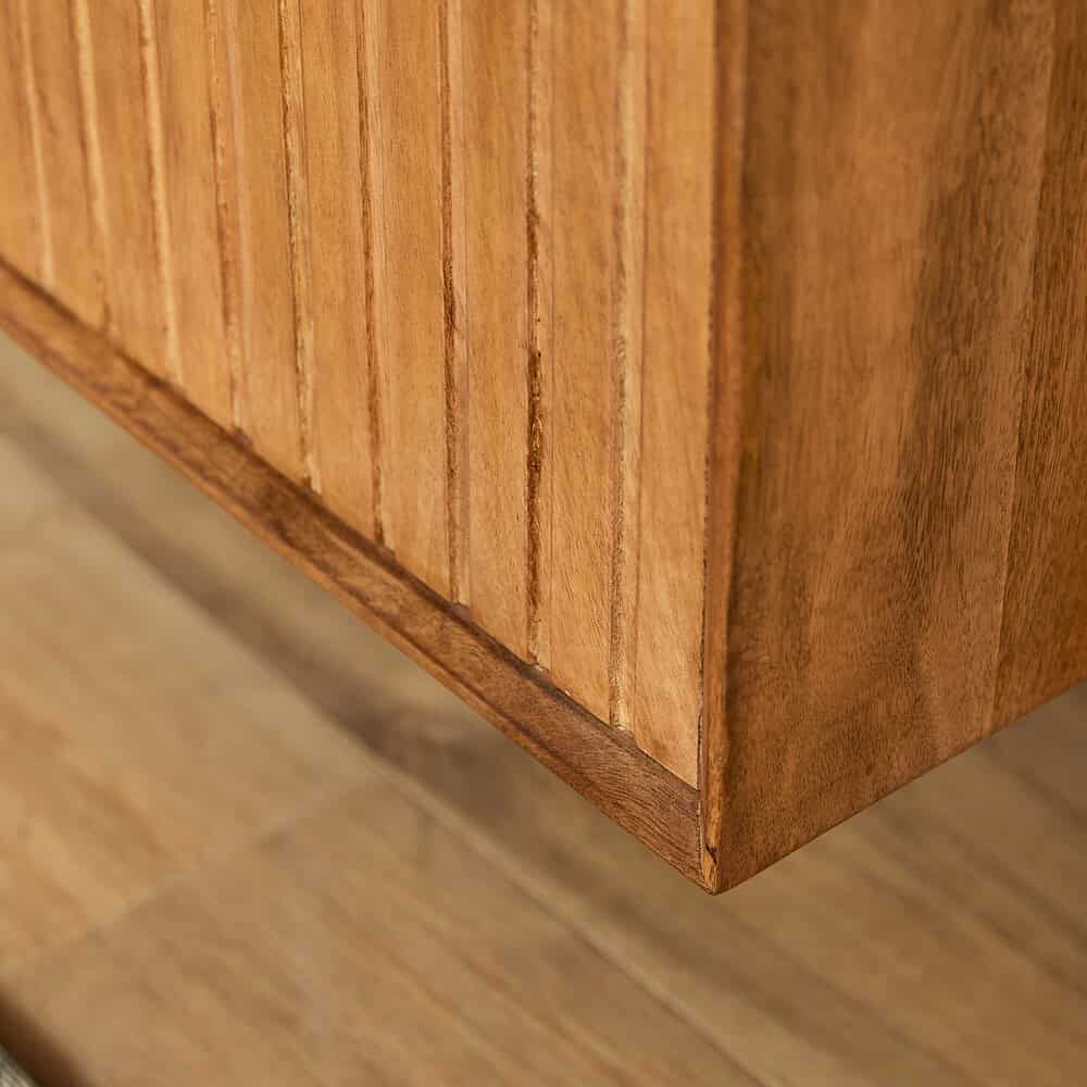 Gepoederde houten meubels met een verticale lattenstructuur, afgewerkt in natuurlijke houtkleur. Perfect voor een warme, Scandinavische of landelijke interieurstijl.