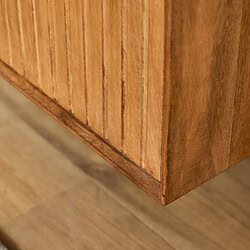 Gepoederde houten meubels met een verticale lattenstructuur, afgewerkt in natuurlijke houtkleur. Perfect voor een warme, Scandinavische of landelijke interieurstijl.