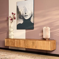 Elegante wandmeubel van massief hout met een warme natuurlijke afwerking, perfect voor modern interieur met vintage accents.