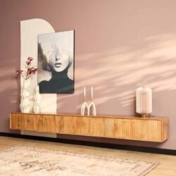 Strakke houten wandtafel in modern interieur met sierlijke decoraties, vrouwelijke kunstprint en sfeervolle verlichting, perfect voor een eigentijdse woonkamer of hal.