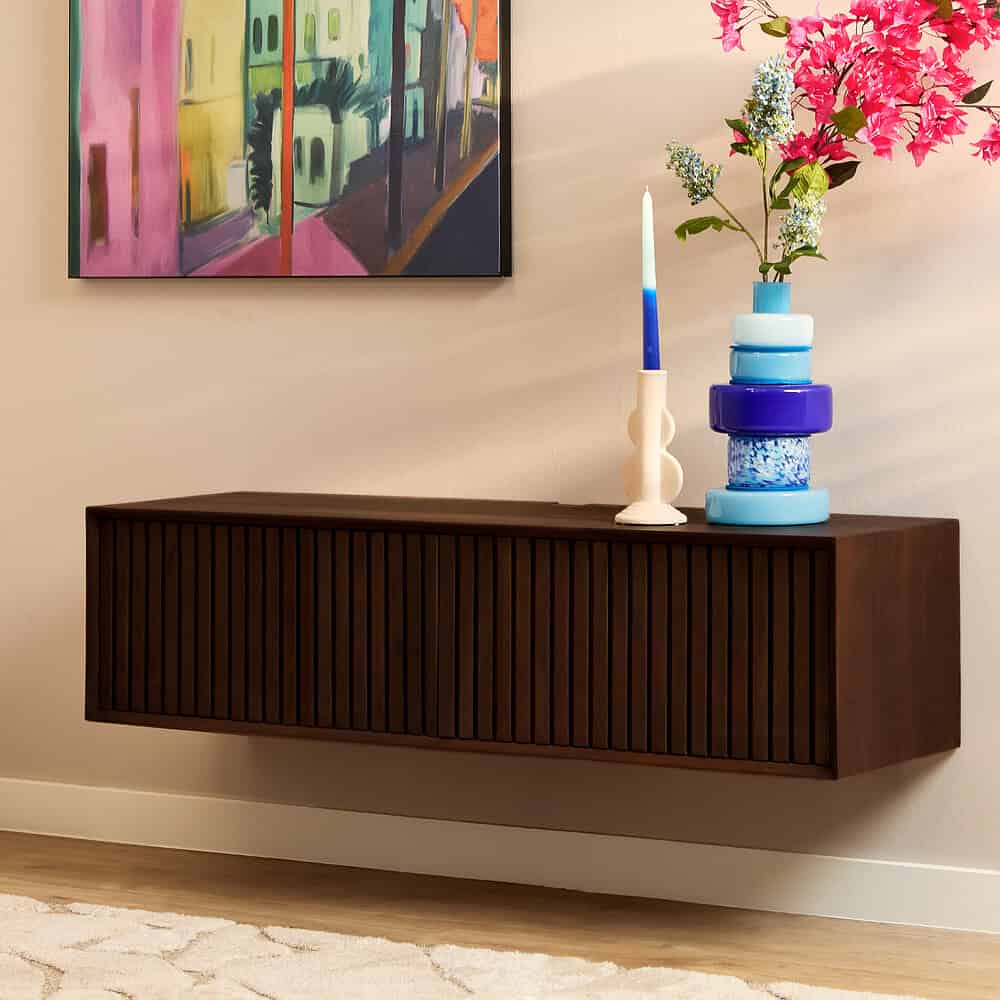 Elegant houten wandplank met verticale groef details voor een moderne woonkamer stijl.