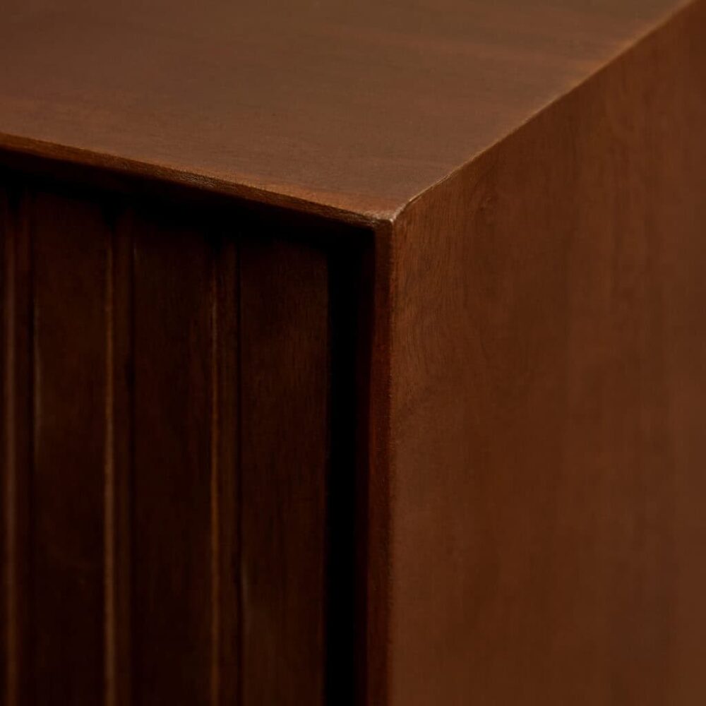 Elegante houten meubelrand met natuurlijke afwerking, perfect voor maatwerk en duurzame meubelstukken van Mokana Meubelen.