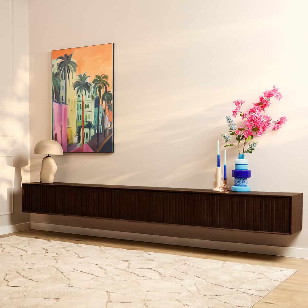 Elegant houten wandkast met gelaste afwerking en strakke lijnen, perfect voor moderne interieurdecoratie in woonkamer of hal.