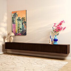 Elegant houten wandkast met gelaste afwerking en strakke lijnen, perfect voor moderne interieurdecoratie in woonkamer of hal.