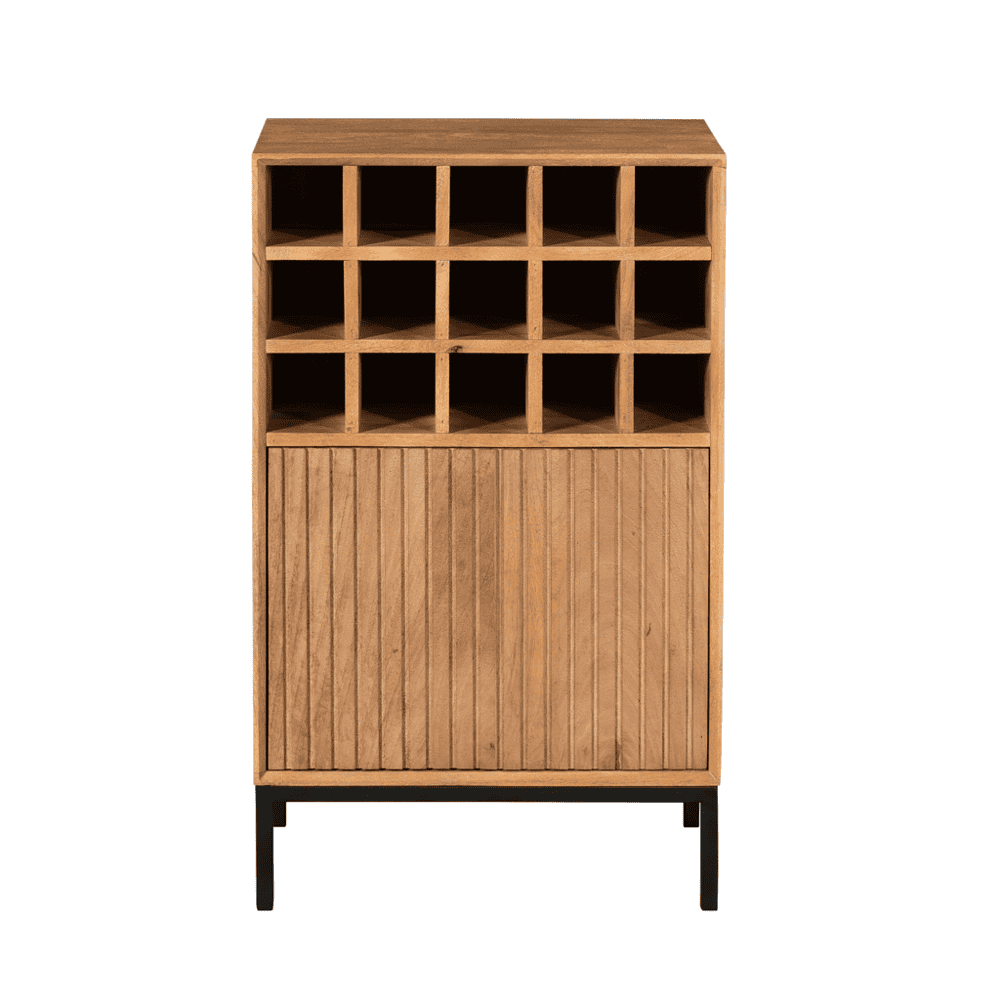 Houten wijnkast van Mokana Meubelen met 15 ruime vakken en een geribbelde afsluitdeur, perfect voor wijnopslag en decoratie, industrieel design, duurzame materialen.