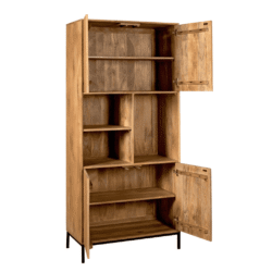 Houten kast met meerdere schappen en dubbele deuren, perfect voor het opbergen van keukenspullen of servies, gemaakt van massief hout.