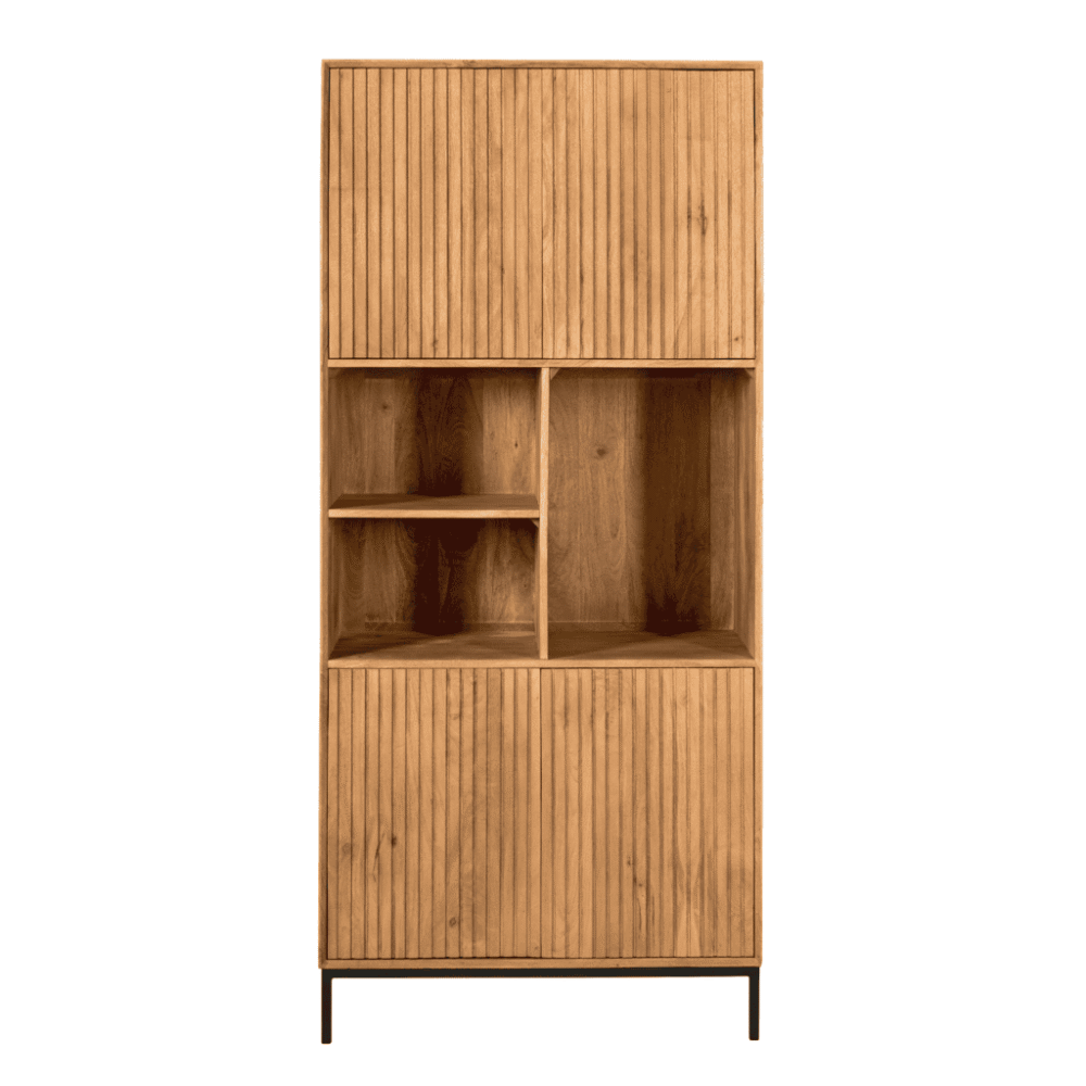 Houten kast met slanke verticale lijnen, modern en functioneel, ideaal voor opbergen en decoratie, gemaakt van duurzame materialen, onderdeel van Mokana Meubelen collectie.