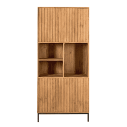 Houten kast met slanke verticale lijnen, modern en functioneel, ideaal voor opbergen en decoratie, gemaakt van duurzame materialen, onderdeel van Mokana Meubelen collectie.