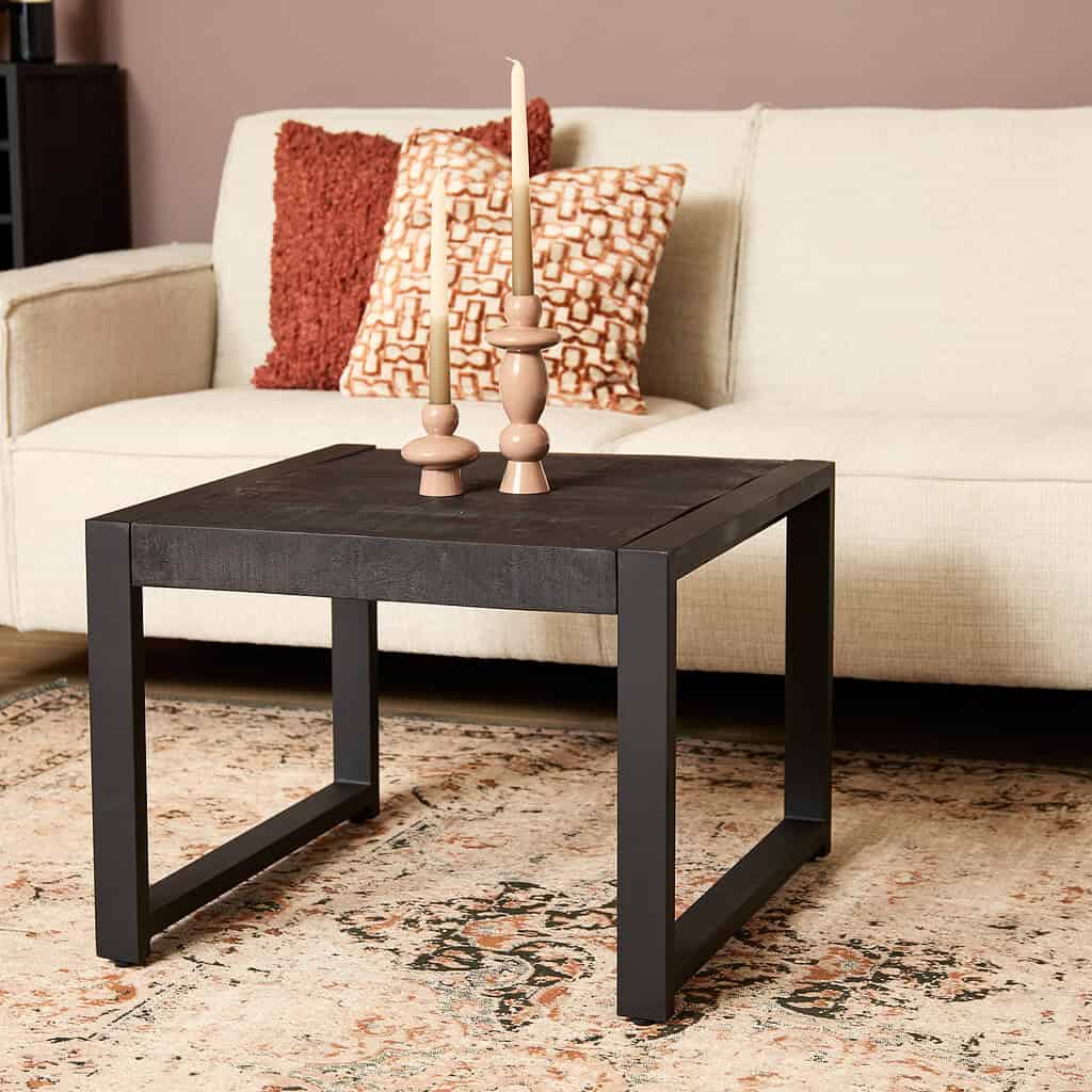 Elegante zwarte houten salontafel met metalen frame, perfect voor modern en industrieel interieur. Ideaal voor in de woonkamer, geschikt voor decoratie en leuke momenten met familie en vrienden.