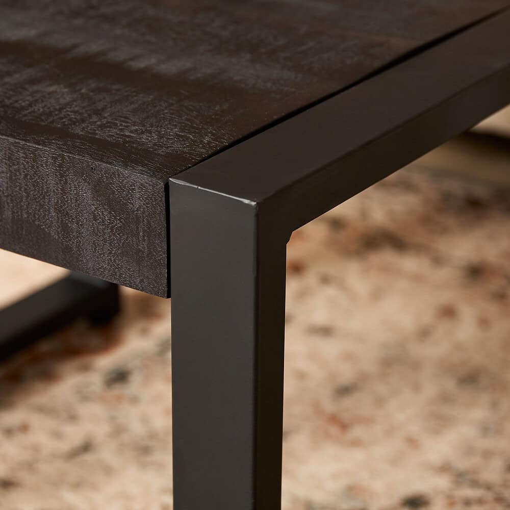 Modern houten tafel met zwarte metalen frame, kwaliteitsmeubelen van Mokana Meubelen, ideaal voor eetkamers en werkkamers, duurzaam en stijlvol design, perfect afgestemd op moderne interieurs.