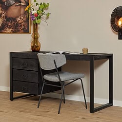 Bijzettafel en bureau van Mokana Meubelen met zwarte houten afwerking, gecombineerd met moderne stoel en decoratieve accessoires voor een stijlvolle en functionele woonruimte.