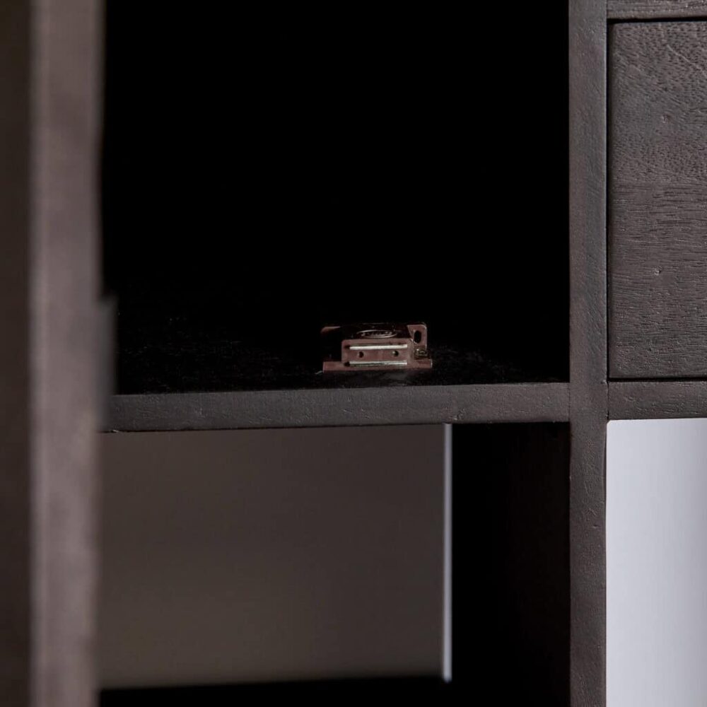 Robuust eiken meubelstuk met donker finish, perfect voor opbergen of decoratie, vervaardigd door Mokana Meubelen.