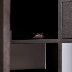 Robuust eiken meubelstuk met donker finish, perfect voor opbergen of decoratie, vervaardigd door Mokana Meubelen.