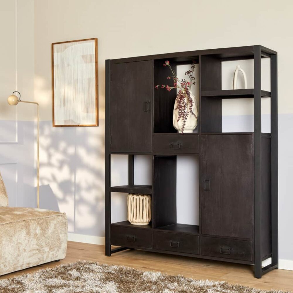 Vintage zwarte houten kast met meerdere opbergvakken, lades en decoratieve accessoires voor stijlvolle woonkamermeubelen.