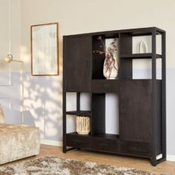 Vintage zwarte houten kast met meerdere opbergvakken, lades en decoratieve accessoires voor stijlvolle woonkamermeubelen.