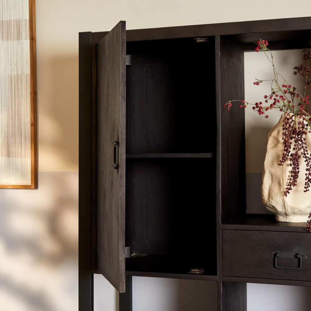 Verfijnd zwart houten kast met deurtjes en lade, prachtig meubelstuk voor woonkamer of kantoor, handgemaakt in Nederland, stoer en modern design, meubel op maat bij Mokana Meubelen.