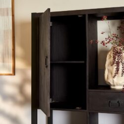 Verfijnd zwart houten kast met deurtjes en lade, prachtig meubelstuk voor woonkamer of kantoor, handgemaakt in Nederland, stoer en modern design, meubel op maat bij Mokana Meubelen.