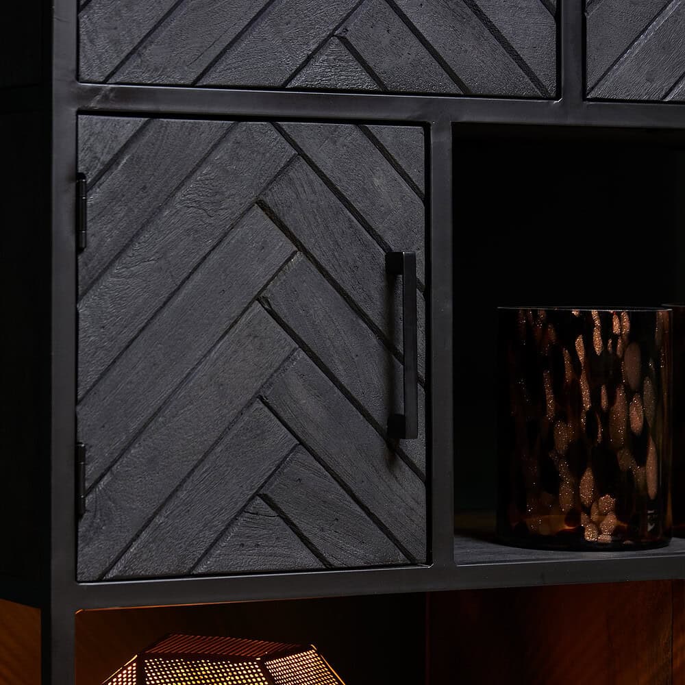 Handgemaakte houten kast met diagonaal gezaagde planken, zwart gelakt voor een moderne uitstraling, gecombineerd met rustieke elementen voor eigentijds interieurdesign.