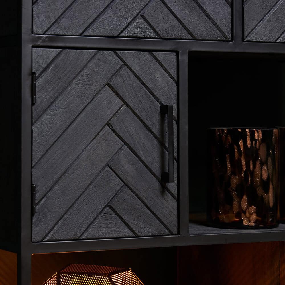 Stijlvolle zwarte meubelkast met geometrisch patroon en handvat, perfect voor modern interieur.