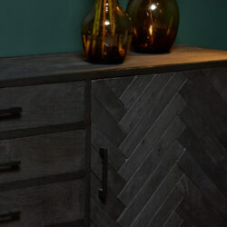 Robuuste houten dressoirkast met een donkere afwerking, ideaal voor modern interieur en opbergoplossingen voor woonkamer of slaapkamer, ontworpen door Mokana Meubelen.