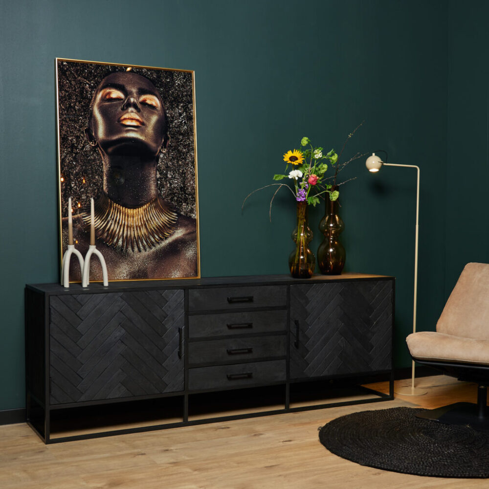 Modern zwart dressoir van Mokana Meubelen met herringbone patroon, geschikt voor woonkamer en interieurdecoratie, gemaakt van hoogwaardige materialen voor een stijlvolle uitstraling.