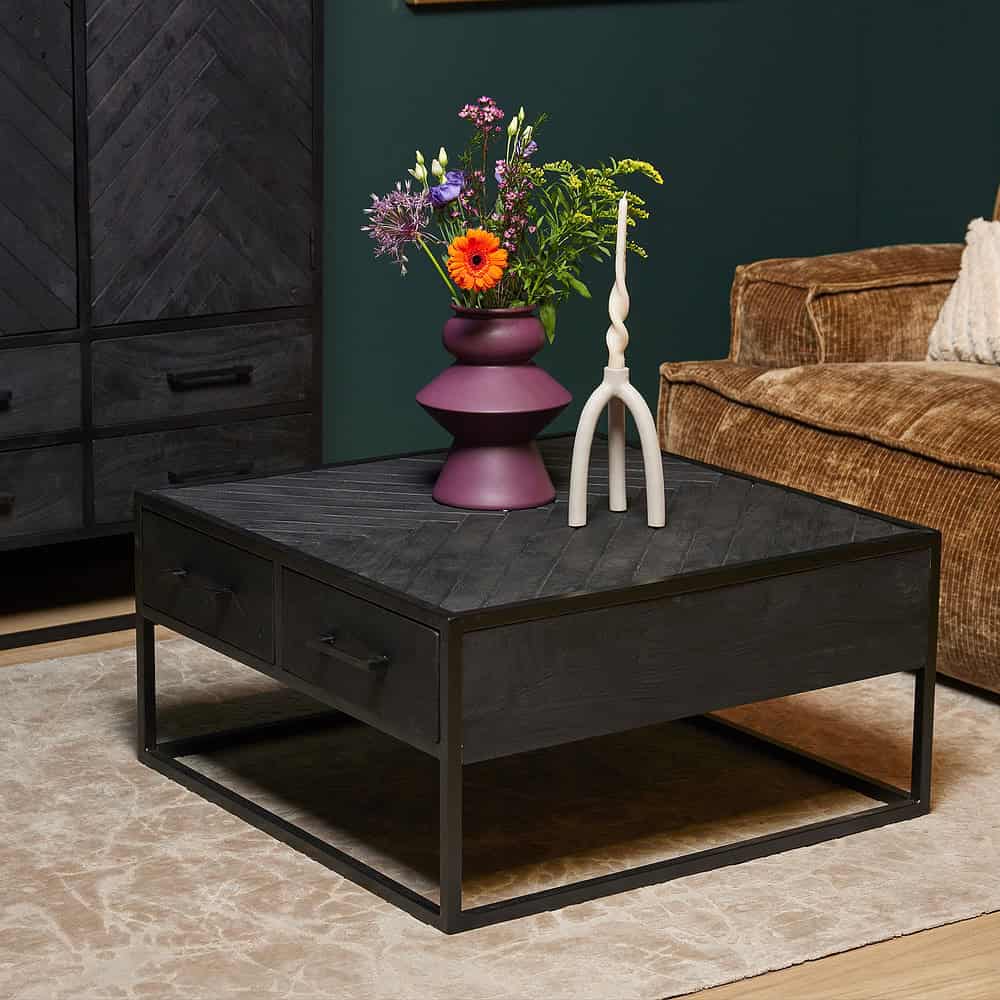 Stoere zwarte salontafel met FSC-hout en metalen frame, perfect voor modern interieur.