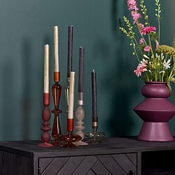 Geschilderd beeld van kaarsen en bloemen in een tuin, elegante houten kandelaren en een grote paarse vaas met kleurrijke bloemen, stijlvolle decoratie voor woonkamer of tuin.