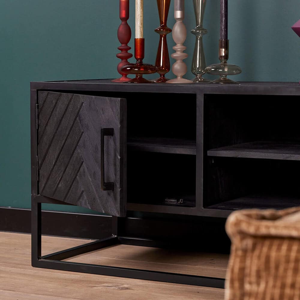 Betrouwbare zwarte houten mediameubel met opbergruimte en industrieel frame, modern woonkamer meubelstuk voor tv en accessoires.