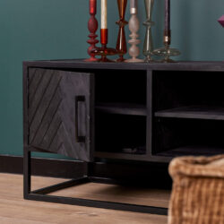 Betrouwbare zwarte houten mediameubel met opbergruimte en industrieel frame, modern woonkamer meubelstuk voor tv en accessoires.