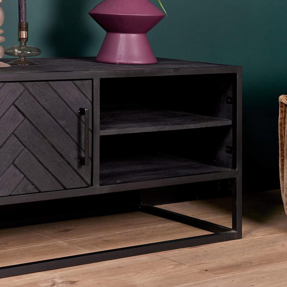 Robuuste zwarte tv-meubel met open vakken en stijlvol metalen frame, perfect voor modern en industrieel interieur. Gegarandeerd functioneel en esthetisch, ideaal voor woonkamer of entertainmentruimte.