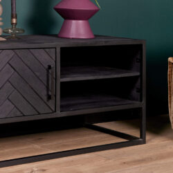 Robuuste zwarte tv-meubel met open vakken en stijlvol metalen frame, perfect voor modern en industrieel interieur. Gegarandeerd functioneel en esthetisch, ideaal voor woonkamer of entertainmentruimte.