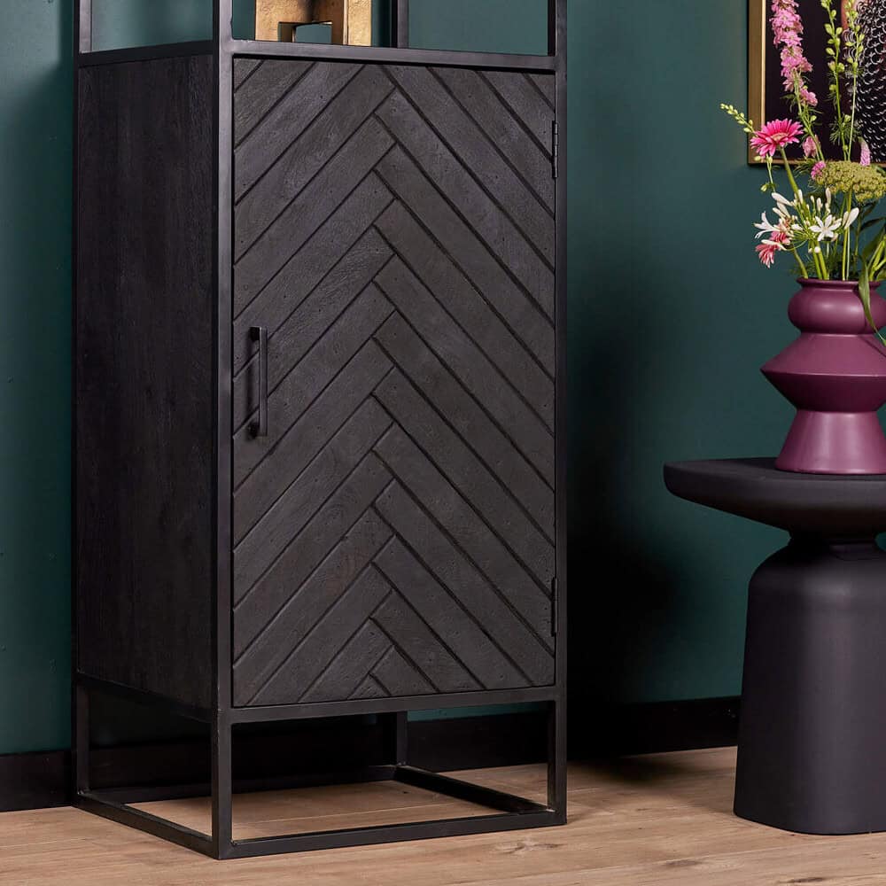 Robuuste black wooden kast met industrieel metalen frame, modern design voor storage en decoratie, perfect voor woon- of slaapkamer.