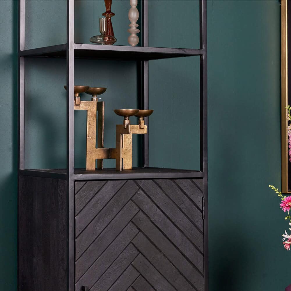 Elegante zwarte houten open kast met decoratieve goudkleurige kandelaars en accessoires, perfect voor modern interieur.