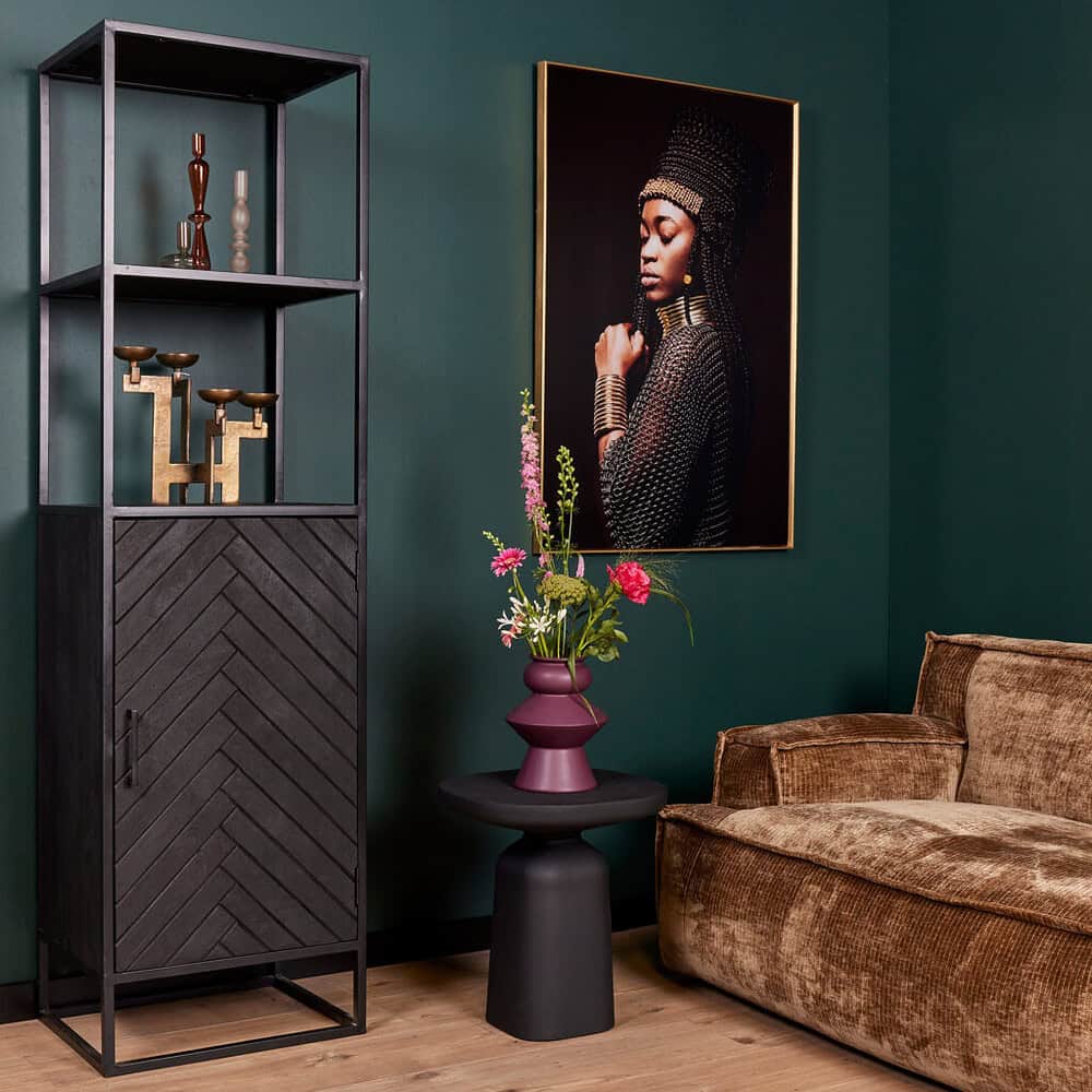 Elegante houten kast met open vakken en verborgen opberger, perfect voor woonkamers met stijlvolle decoratie en accessoires.