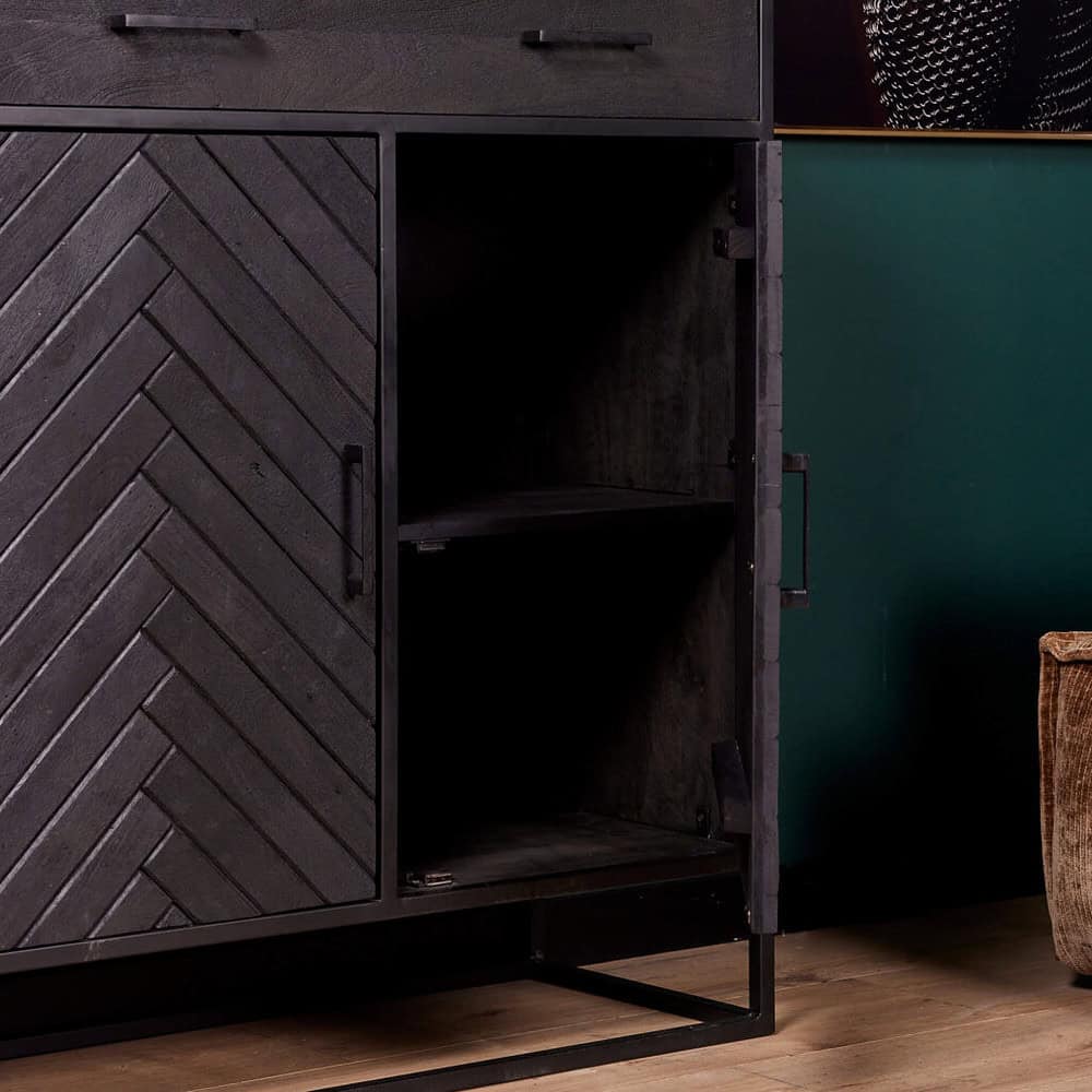 Geïnspireerde afbeelding van een moderne, blackwashed houten dressoir van Mokana Meubelen met diagonale patronen en strakke metalen handgrepen, passend in elk eigentijds interieur.