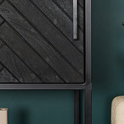 Massief houten meubel met zwart metalen frame, moderne en strakke uitstraling, ideaal voor een stijlvolle woonkamer of kantoor, door Mokana Meubelen.