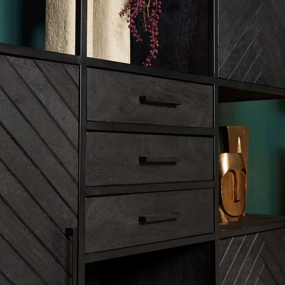 Elegante zwarte dressoir met robuuste houtstructuur en moderne handgrepen, perfect voor stijlvolle woonkamers en opbergen.