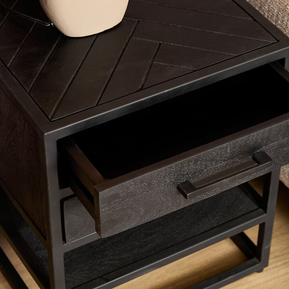 Robuuste zwarte houten salontafel met handige lade en strakke frame, ideaal voor modern interieur en extra opbergruimte, gemaakt door Mokana Meubelen.