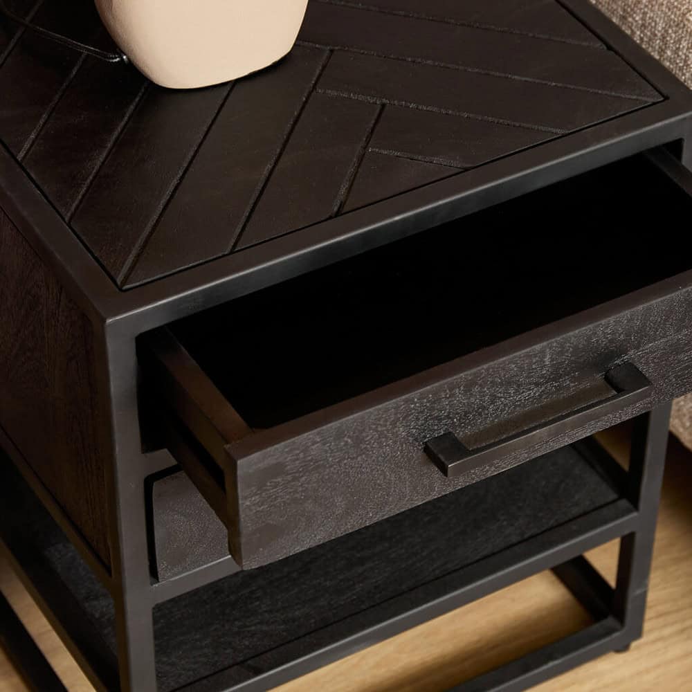 Elegant zwarte nachtkastje van Mokana Meubelen met lade en open opbergruimte, perfect voor slaapkamer interieur.