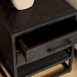 Elegant zwarte nachtkastje van Mokana Meubelen met lade en open opbergruimte, perfect voor slaapkamer interieur.