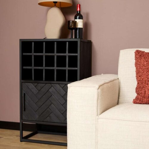 Elegante zwart wijnkast met meerdere vakken en deur, perfect voor het organiseren van flessen en glazen, in combinatie met een beige bank en gezellig accessoires in een modern interieur.